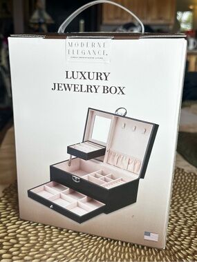 MODERNE ELEGANCE Luxury Jewelry Box - Black with Blush Interior